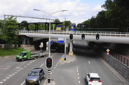 904364 Gezicht op de Hoofdstraat te Driebergen-Rijsenburg, met het viaduct van het N.S.-station Driebergen-Zeist.